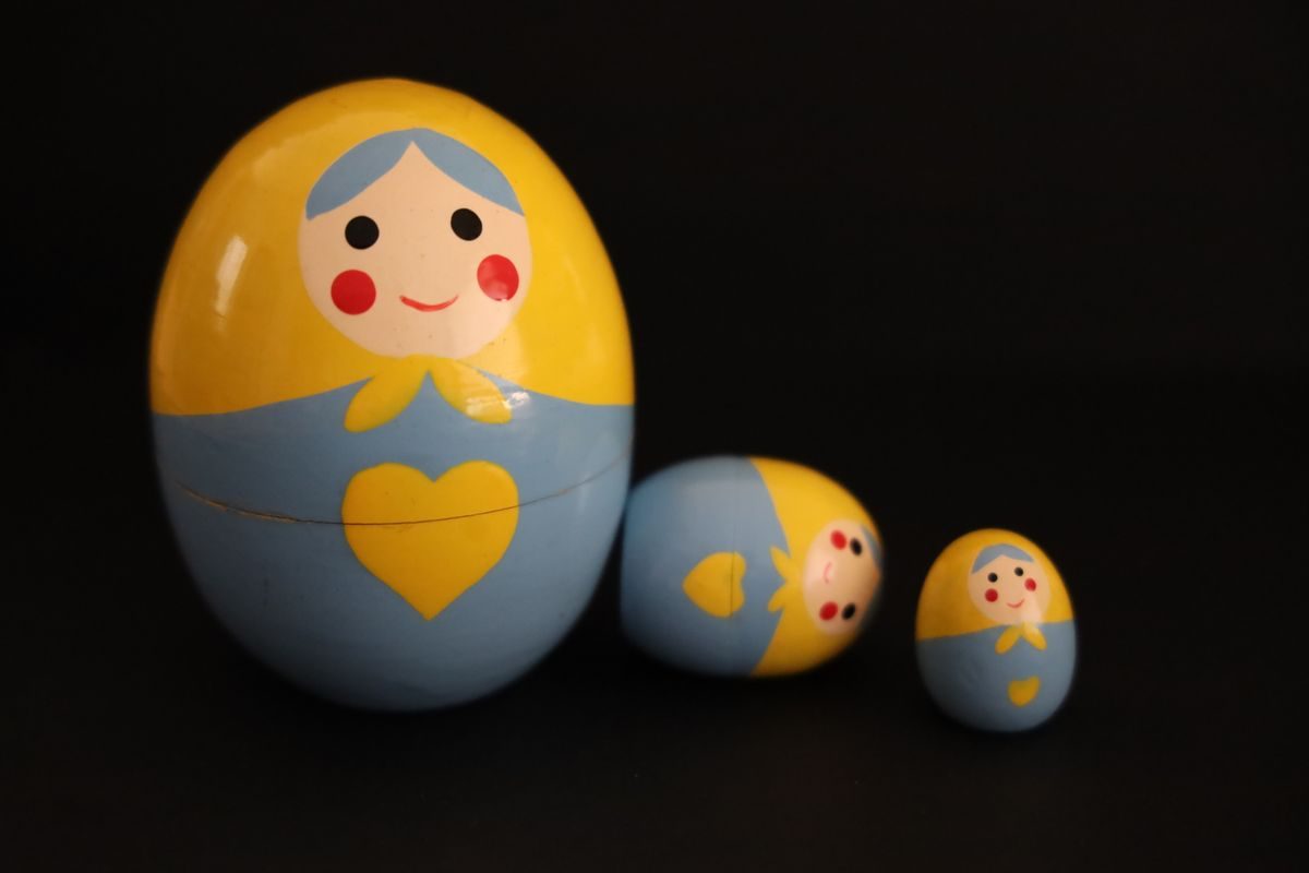 Three nesting dolls in shrinking sizes, like Gemini getting worse on smaller plans